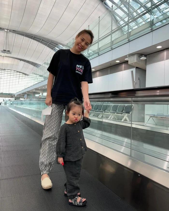 Bà xã Cường Đôla diện set đồ gần 100 triệu đưa con gái đi chơi-1