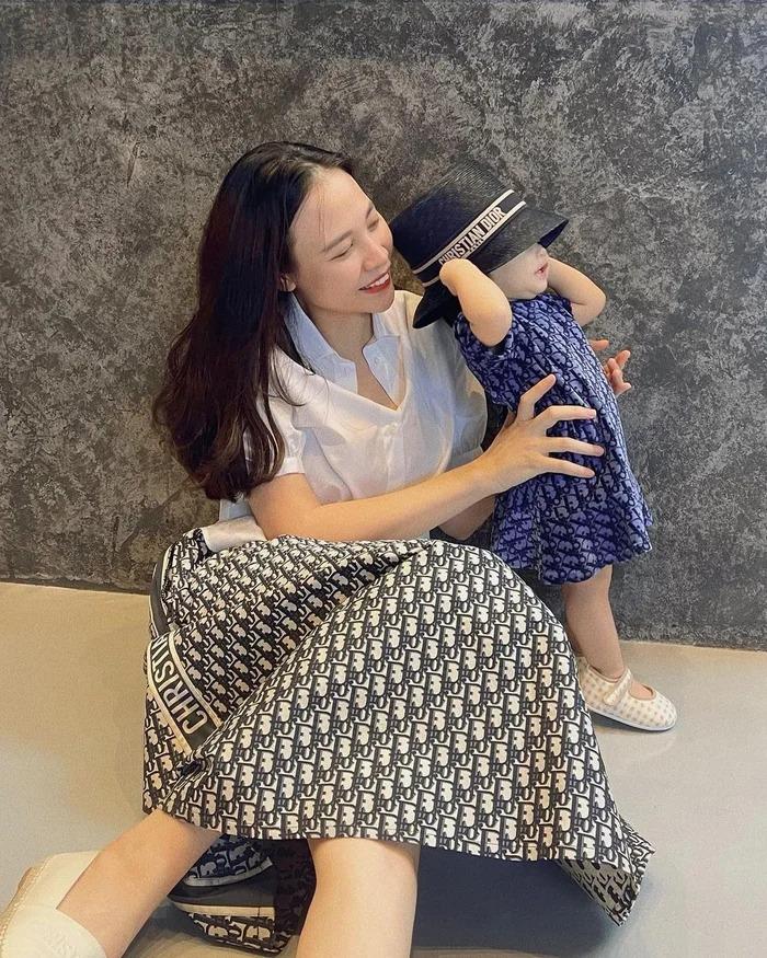 Bà xã Cường Đôla diện set đồ gần 100 triệu đưa con gái đi chơi-5