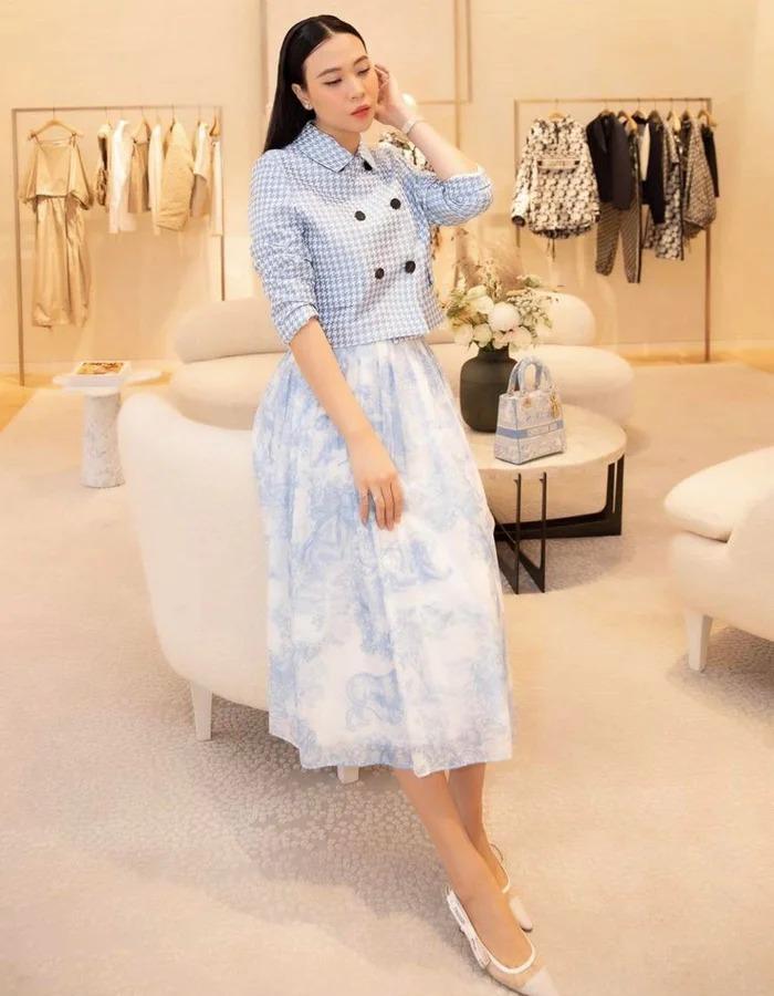 Bà xã Cường Đôla diện set đồ gần 100 triệu đưa con gái đi chơi-7