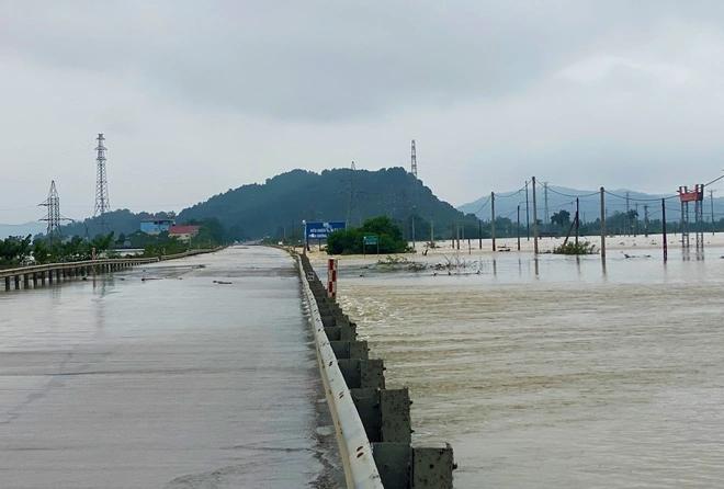 Vỡ đê ở Nghệ An, 300 người vá suốt đêm-1