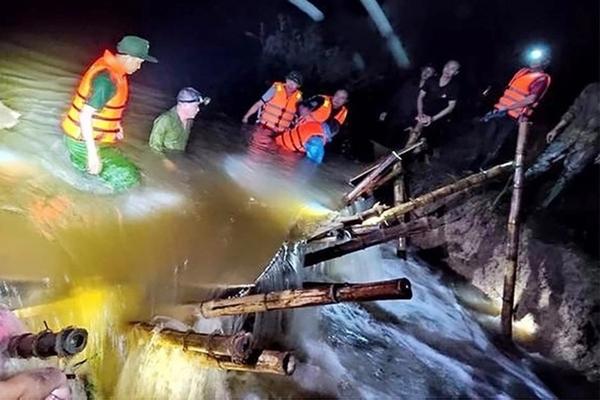 Vỡ đê ở Nghệ An, 300 người vá suốt đêm-2