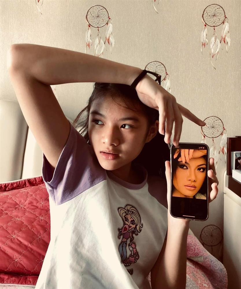 Con gái cosplay Trương Ngọc Ánh thời trẻ, thần thái y chang mẹ-2