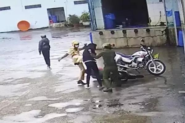 Tước danh hiệu Công An Nhân Dân 3 cảnh sát đánh nam sinh-2