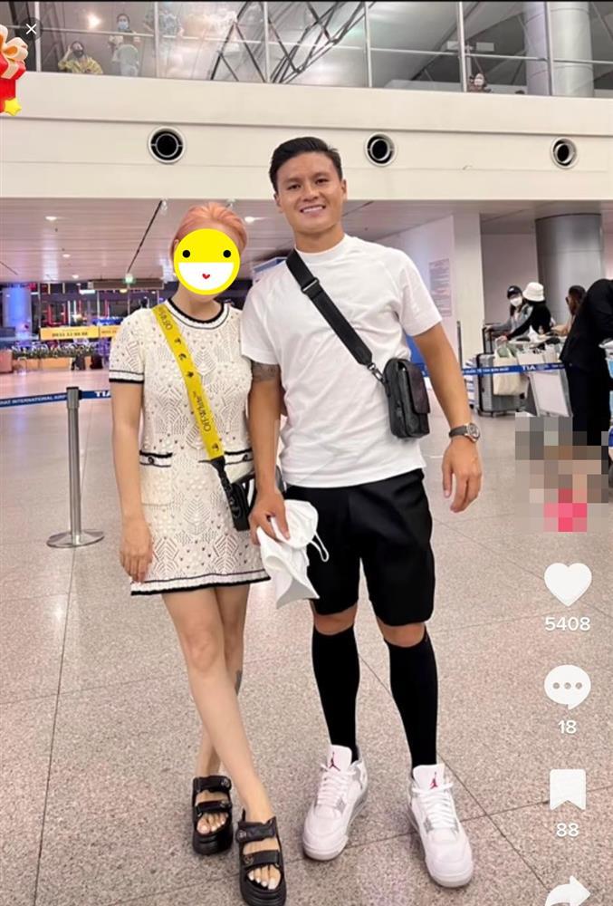 Người thân liên tiếp để lộ Quang Hải và bồ dính như sam-1