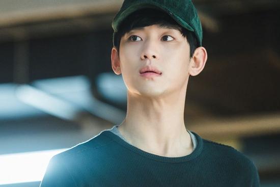 Fan Thái mua vàng hơn 3 tỷ để được gặp và chụp hình cùng Kim Soohyun