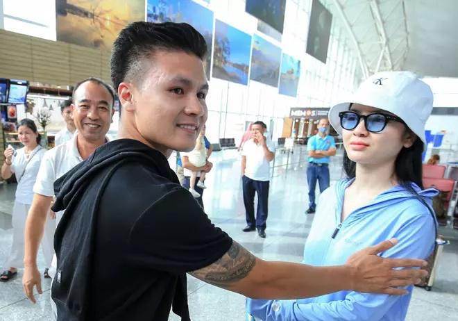 Người thân liên tiếp để lộ Quang Hải và bồ dính như sam-13