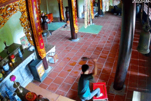 Clip: Thanh niên vào chùa đập phá hòm công đức trộm tiền