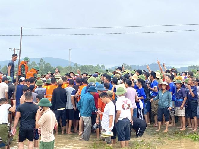 Tìm thấy thi thể hai vợ chồng bị lũ cuốn trôi, 3 con nhỏ bơ vơ-1