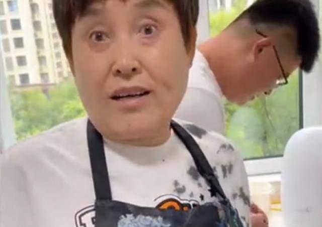 Con dâu biếu mẹ chồng một xấp tiền nhưng bị từ chối ngay lập tức-1