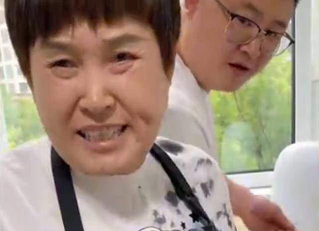 Con dâu biếu mẹ chồng một xấp tiền nhưng bị từ chối ngay lập tức-2