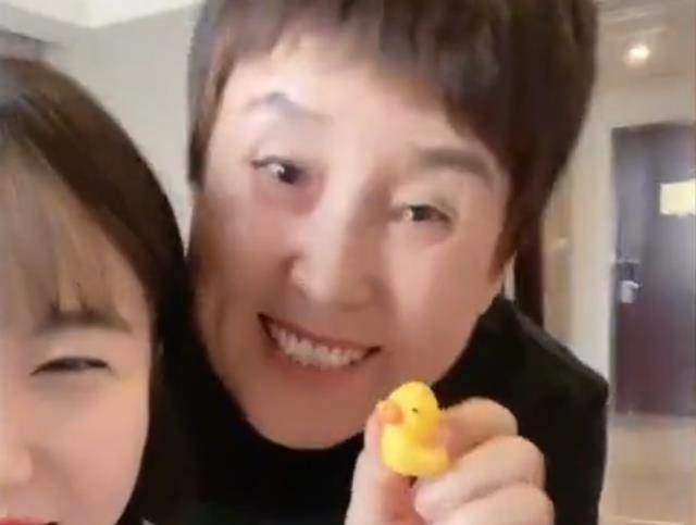 Con dâu biếu mẹ chồng một xấp tiền nhưng bị từ chối ngay lập tức-3