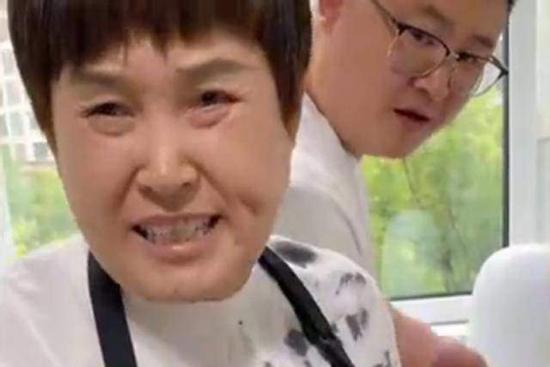 Con dâu biếu mẹ chồng một xấp tiền nhưng bị từ chối ngay lập tức