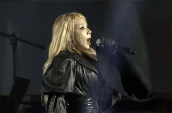 CL (2NE1) xử lý đỉnh chóp khi fan cuồng nhảy lên sân khấu ôm hôn-2