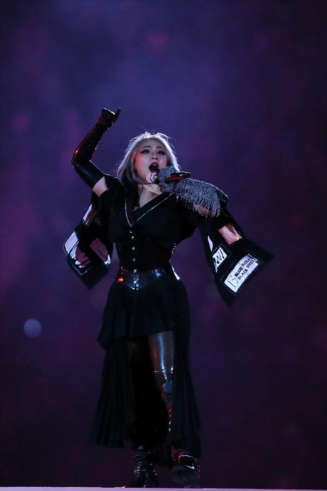 CL (2NE1) xử lý đỉnh chóp khi fan cuồng nhảy lên sân khấu ôm hôn-1