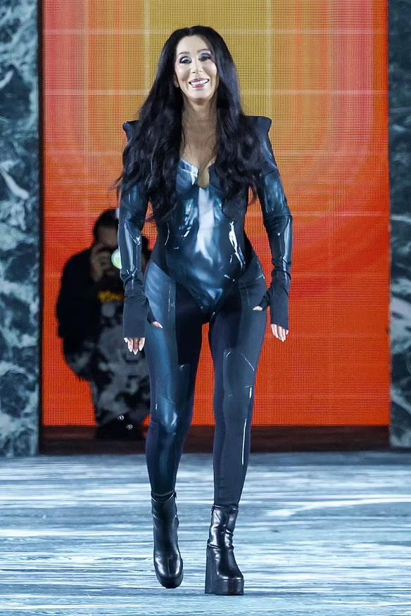 Cher khoe vóc dáng tuổi 76 trên sàn diễn-1