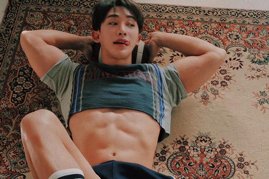 Nam idol liên tục lọt hot topic vì gu ăn mặc phản cảm
