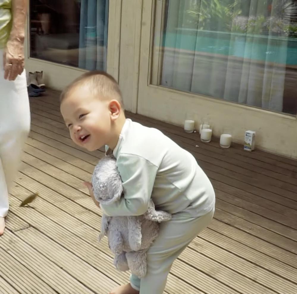 Hà Hồ suýt gặp nạn vì con trai Leon quấy phá buổi chụp hình-2