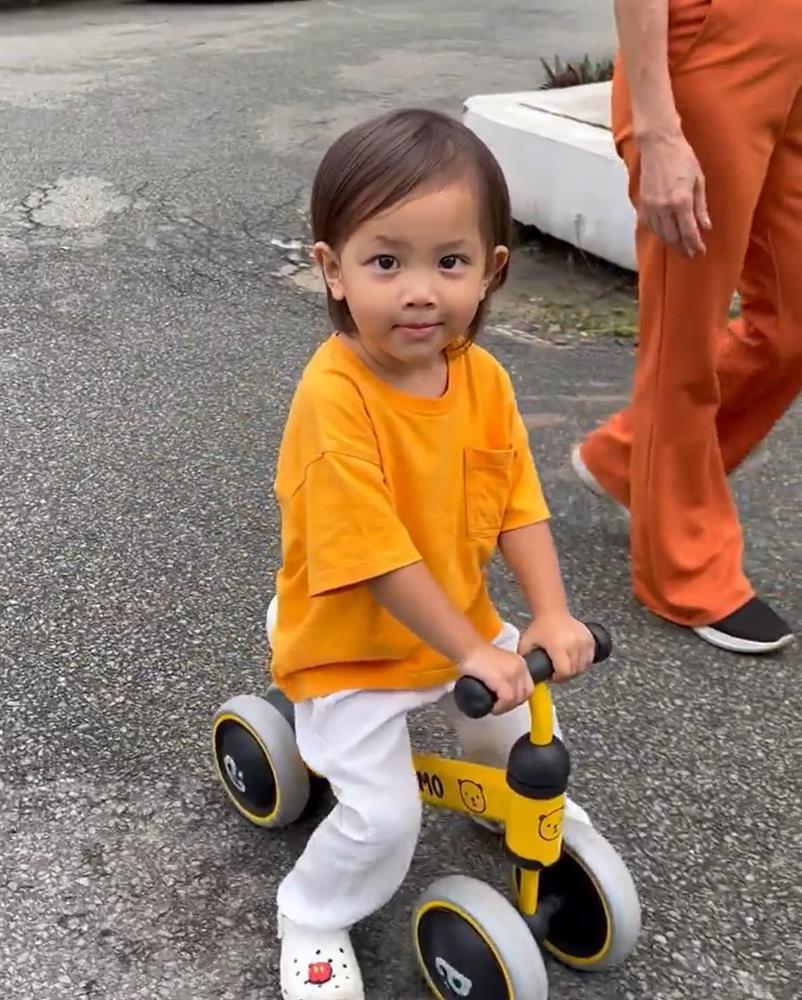 Con gái Hồ Ngọc Hà nói tiếng Anh hay, có nét tính cách bà bèo-1