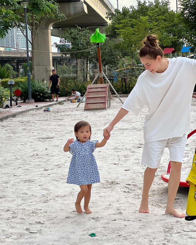 Con gái Hồ Ngọc Hà nói tiếng Anh hay, có nét tính cách bà bèo-10