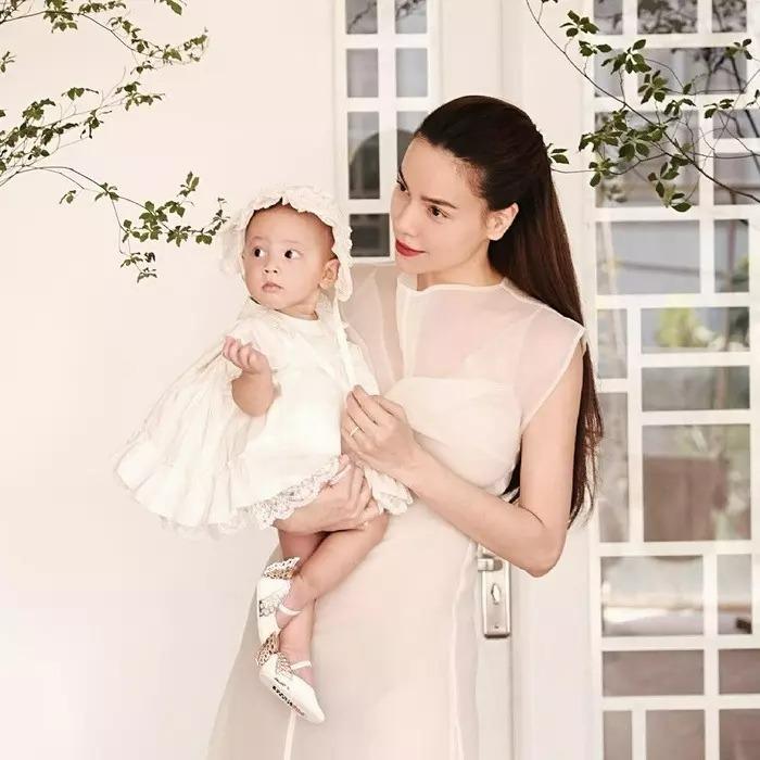 Con gái Hồ Ngọc Hà nói tiếng Anh hay, có nét tính cách bà bèo-13