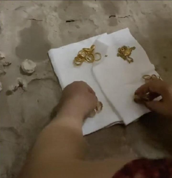 Đào góc nhà theo lời cụ ông, con cháu tìm thấy cả một gia tài 7 cây vàng-1