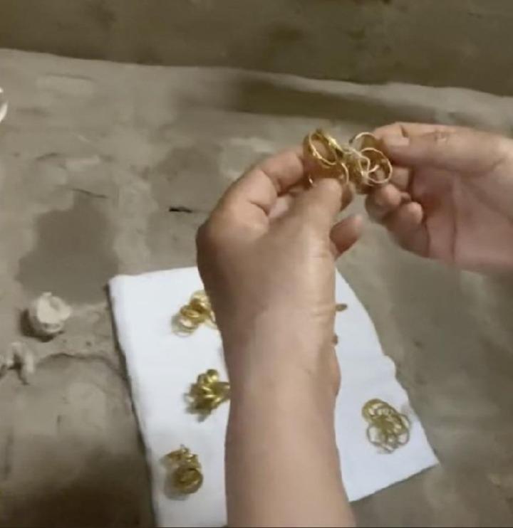 Đào góc nhà theo lời cụ ông, con cháu tìm thấy cả một gia tài 7 cây vàng-3