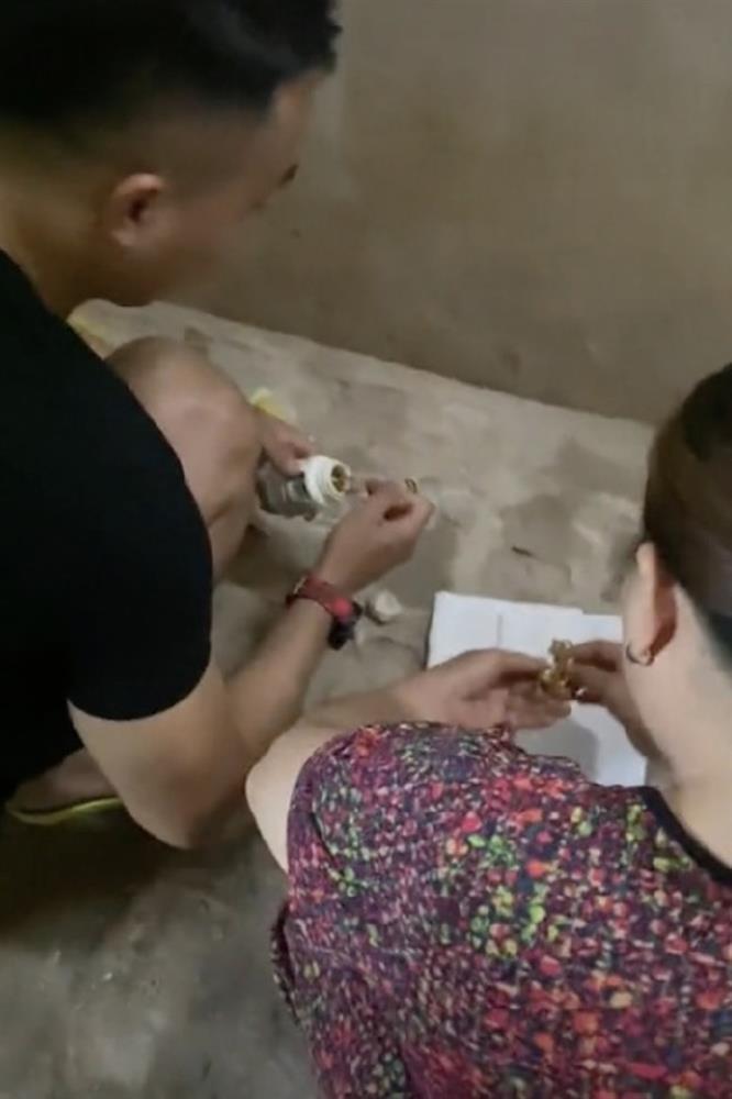 Đào góc nhà theo lời cụ ông, con cháu tìm thấy cả một gia tài 7 cây vàng-4