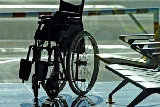 Người đàn ông tàn tật phải bò trên máy bay gây tranh cãi-1