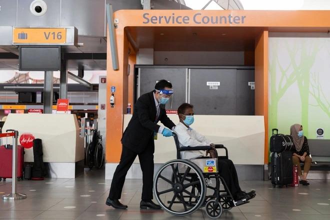 Người đàn ông tàn tật phải bò trên máy bay gây tranh cãi-3