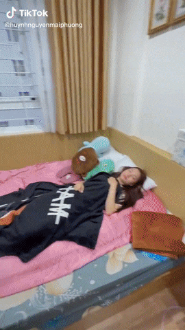 Hoa hậu Mai Phương bật ngửa với sinh nhật đánh úp 20s-2