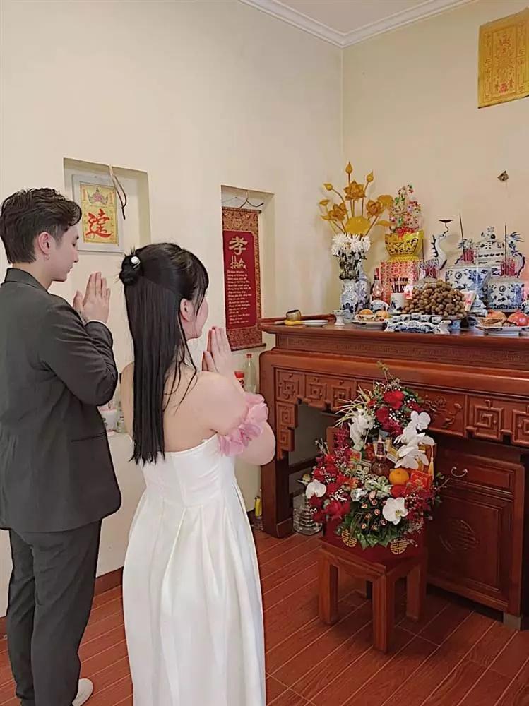 Hot girl đình đám và bạn trai ca sĩ mở bát đám hỏi đầu tháng-4