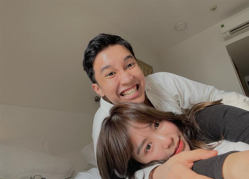 Hot girl đình đám và bạn trai ca sĩ mở bát đám hỏi đầu tháng-5