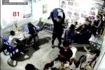 Thanh niên bị nhóm côn đồ đánh gục tại quán vì 'nhìn đểu'
