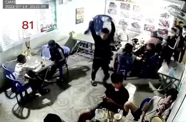 Thanh niên bị nhóm côn đồ đánh gục tại quán vì nhìn đểu-1