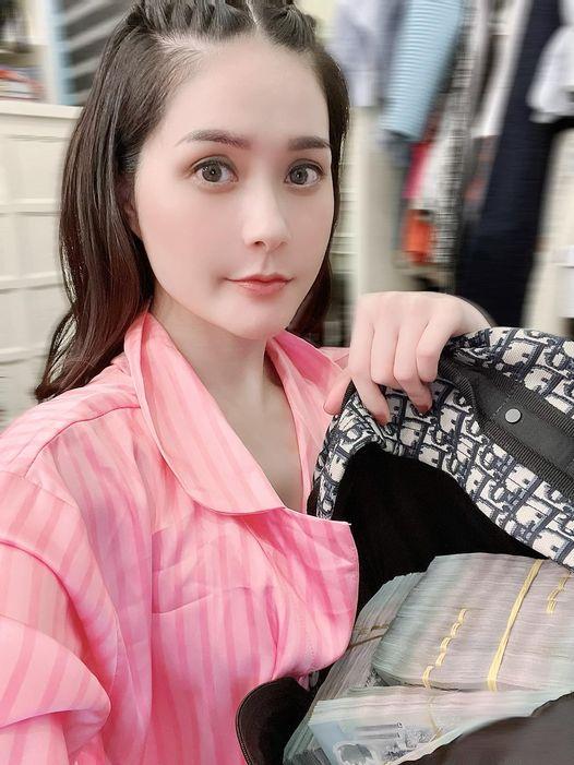 Đoàn Di Băng show cận balo đựng cả tỷ tiền mặt đi miền Trung từ thiện-3