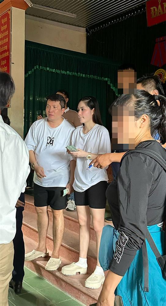 Đoàn Di Băng show cận balo đựng cả tỷ tiền mặt đi miền Trung từ thiện-2