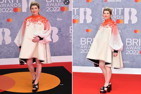 Sự cố trên thảm đỏ: ngã khi bước xuống từ siêu xe, người gặp chiếc váy báo đời-10