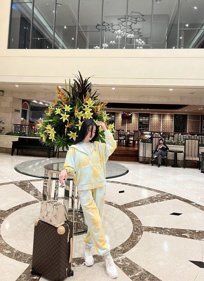 Bồ hot girl mặc cả cây hàng hiệu sang Pháp cùng Quang Hải-4