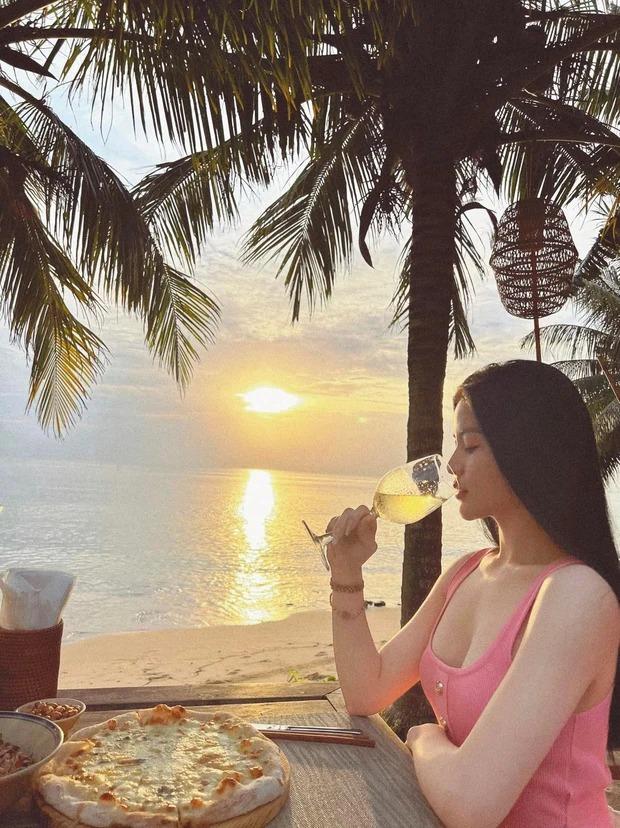 Bồ hot girl mặc cả cây hàng hiệu sang Pháp cùng Quang Hải-6