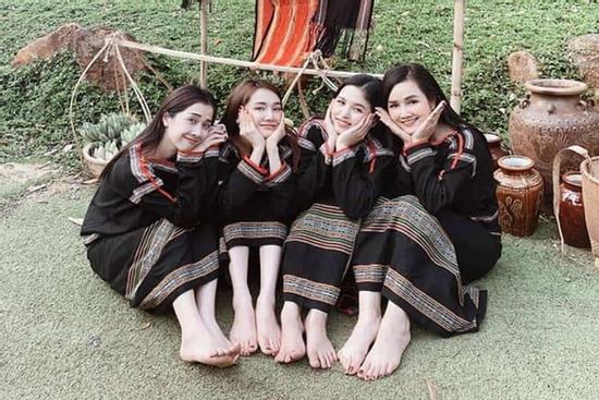 Nhan sắc 4 chị em nhà vợ Trường Giang hot nhất nhì Đắk Lắk