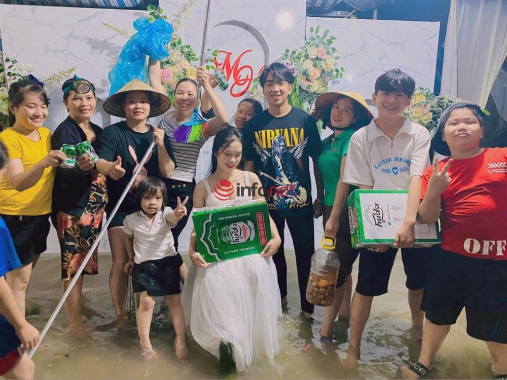 Đám cưới ngày lụt: Trăm mâm mà 20 người đến, khóc như mưa vẫn vui-2