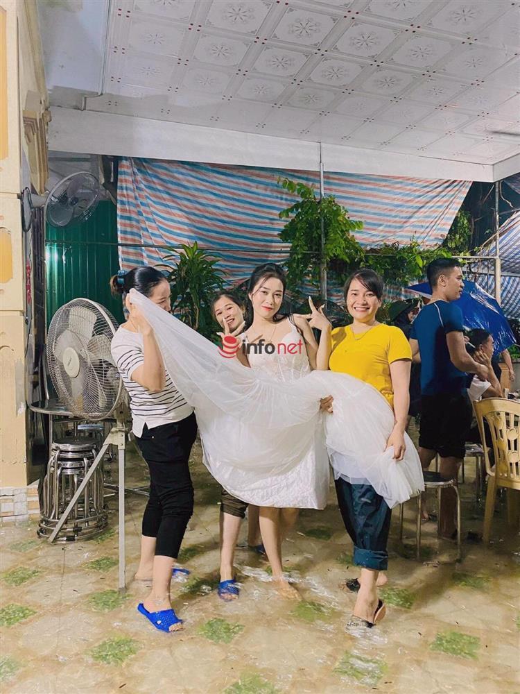 Đám cưới ngày lụt: Trăm mâm mà 20 người đến, khóc như mưa vẫn vui-4