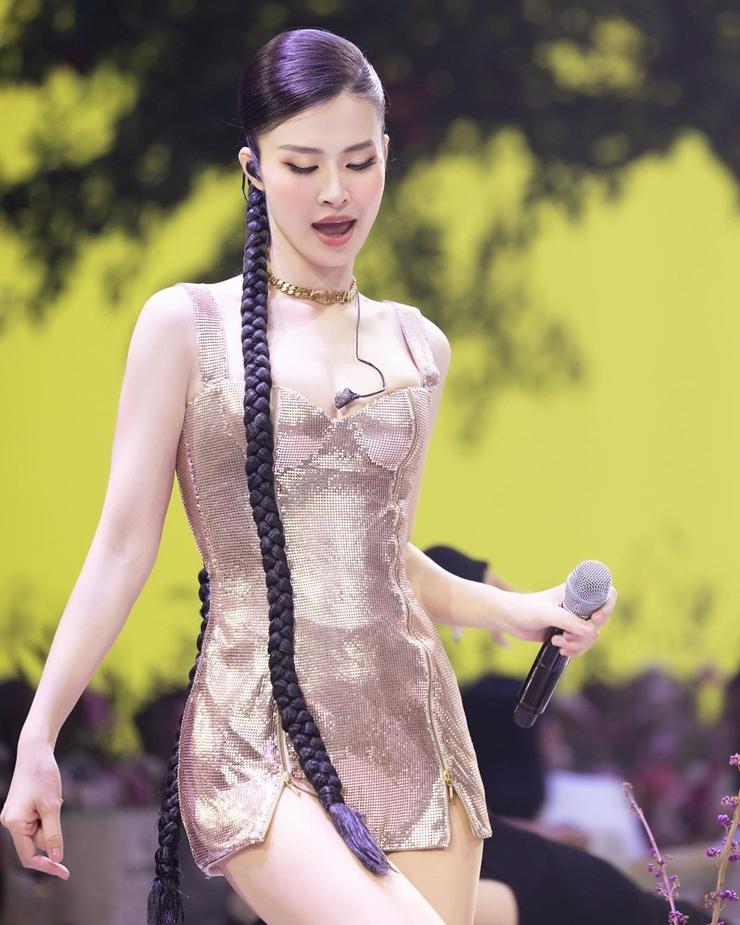 Minh Hằng, Đông Nhi... diện đồ không thể ngắn hơn nơi đông người-3