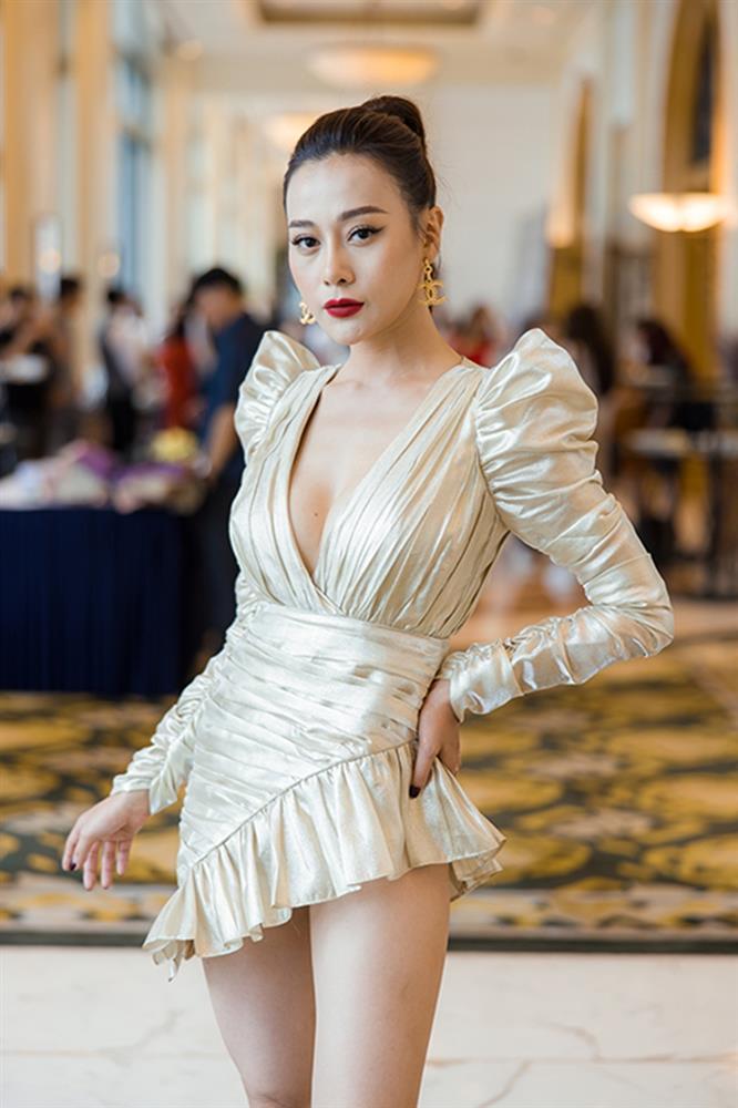 Minh Hằng, Đông Nhi... diện đồ không thể ngắn hơn nơi đông người-7