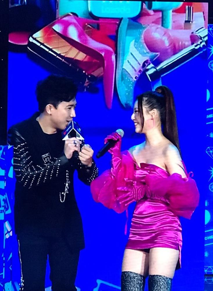 Minh Hằng, Đông Nhi... diện đồ không thể ngắn hơn nơi đông người-15