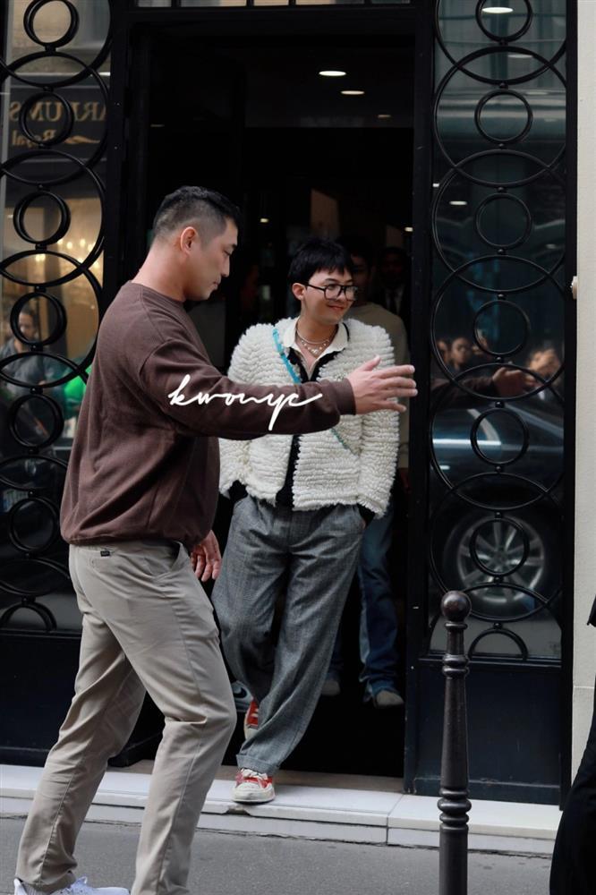 G-Dragon bảnh bao trên đường phố Paris-2