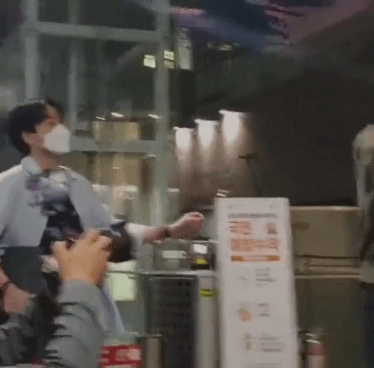 V (BTS) gây tranh cãi với khoảnh khắc mâu thuẫn với trợ lý riêng-2