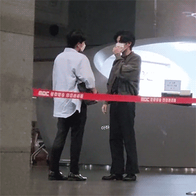 V (BTS) gây tranh cãi với khoảnh khắc mâu thuẫn với trợ lý riêng-4