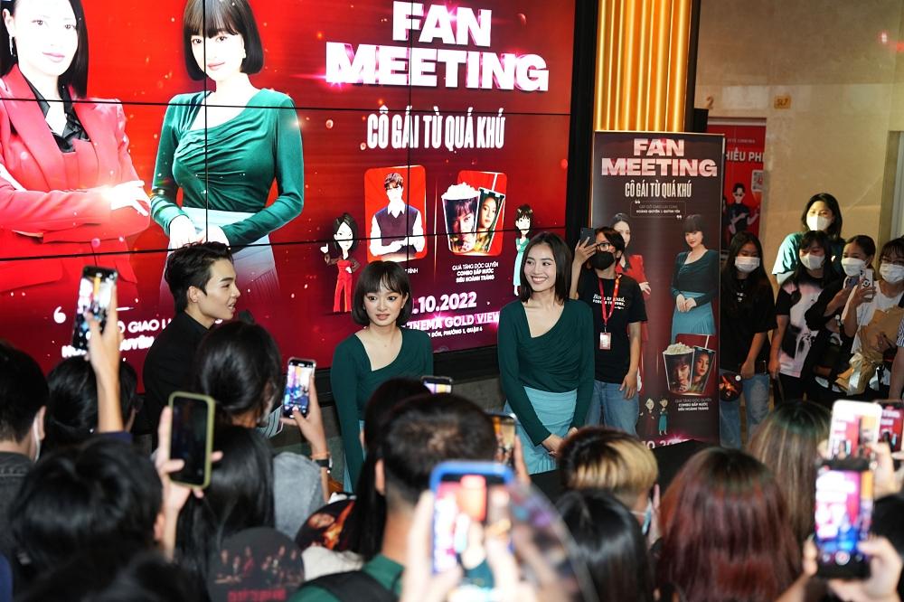 Chiều fan như Lan Ngọc, Kaity Nguyễn: nhiệt tình xúc bắp, rót nước cho từng bạn-2