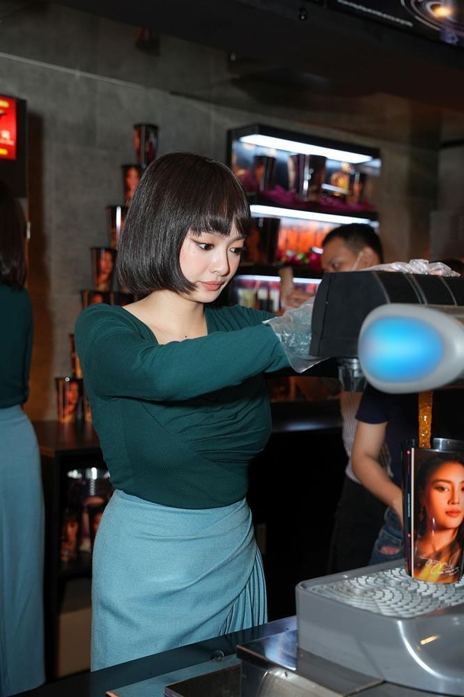 Chiều fan như Lan Ngọc, Kaity Nguyễn: nhiệt tình xúc bắp, rót nước cho từng bạn-6